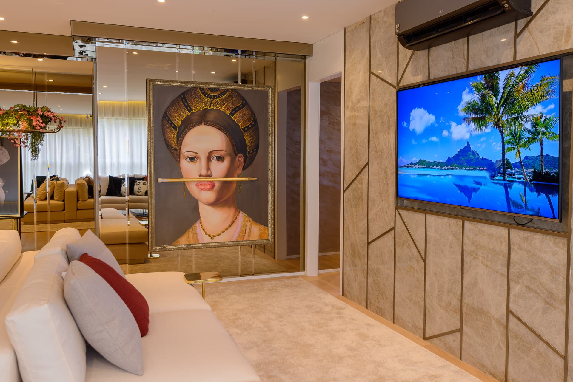 Sala de estar com sofá em tom claro, painel ripado e TV fixada na parede.