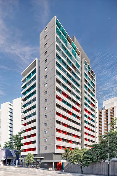 Fachada do edifício residencial alto com detalhes em azul e cinza