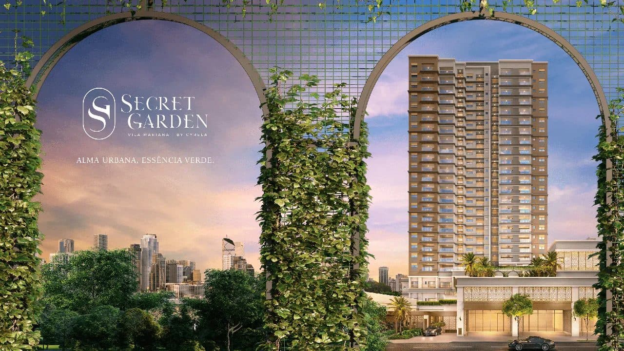 Fachada do edificio emoldurada por vegetação em arcos com vista urbana