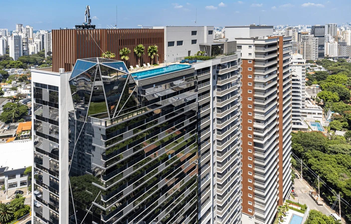 Vista aerea superior do topo do edificio com piscina e cobertura