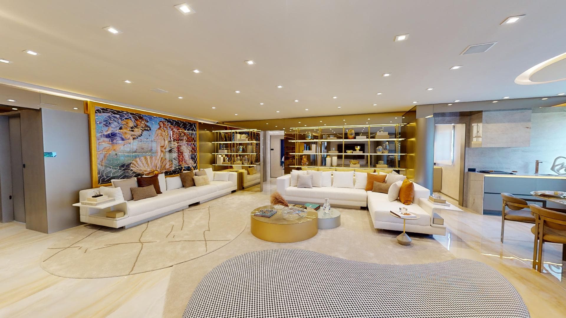 Sala de estar ampla com sofás em tom claro, grande quadro decorativo e mesa de centro dourada.