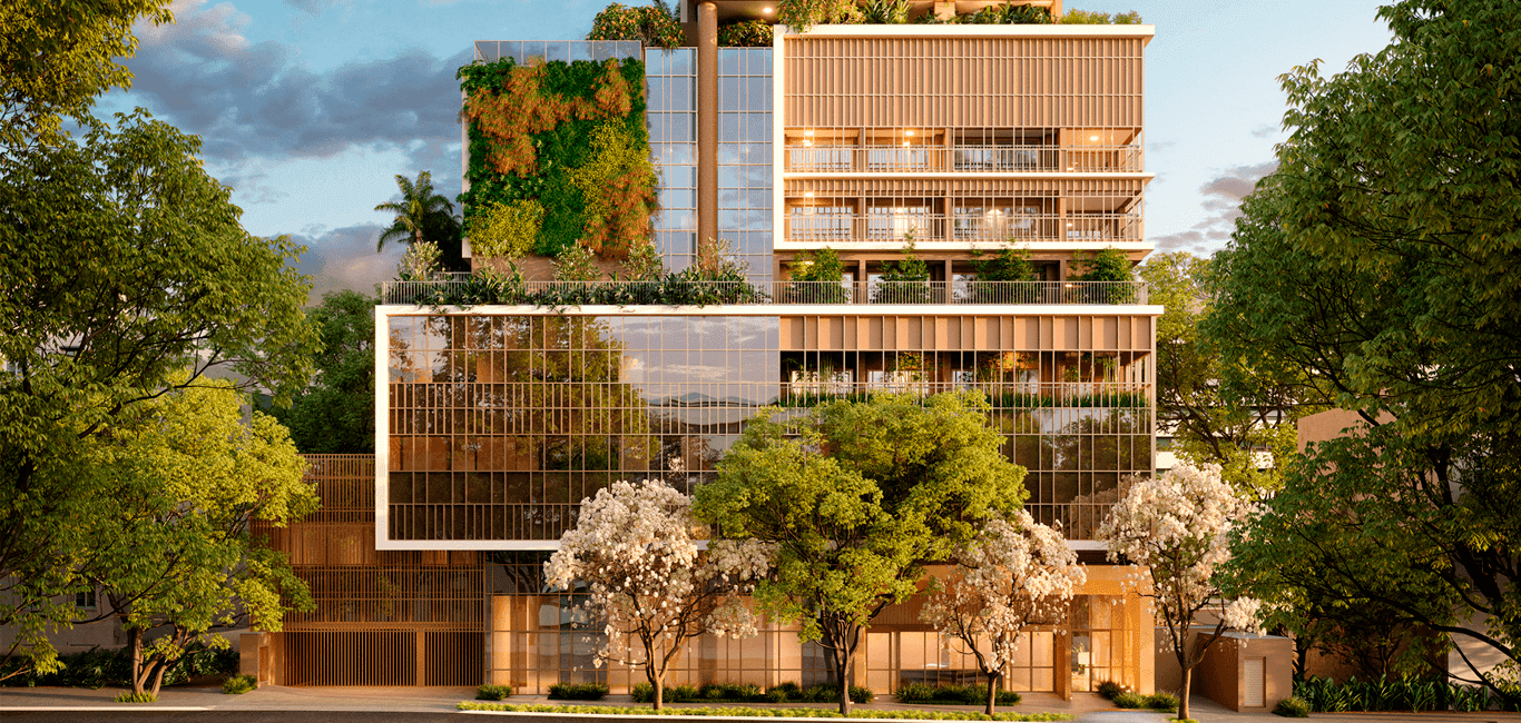 Fachada do edifício com revestimento amadeirado, grandes panos de vidro e vegetação abundante.