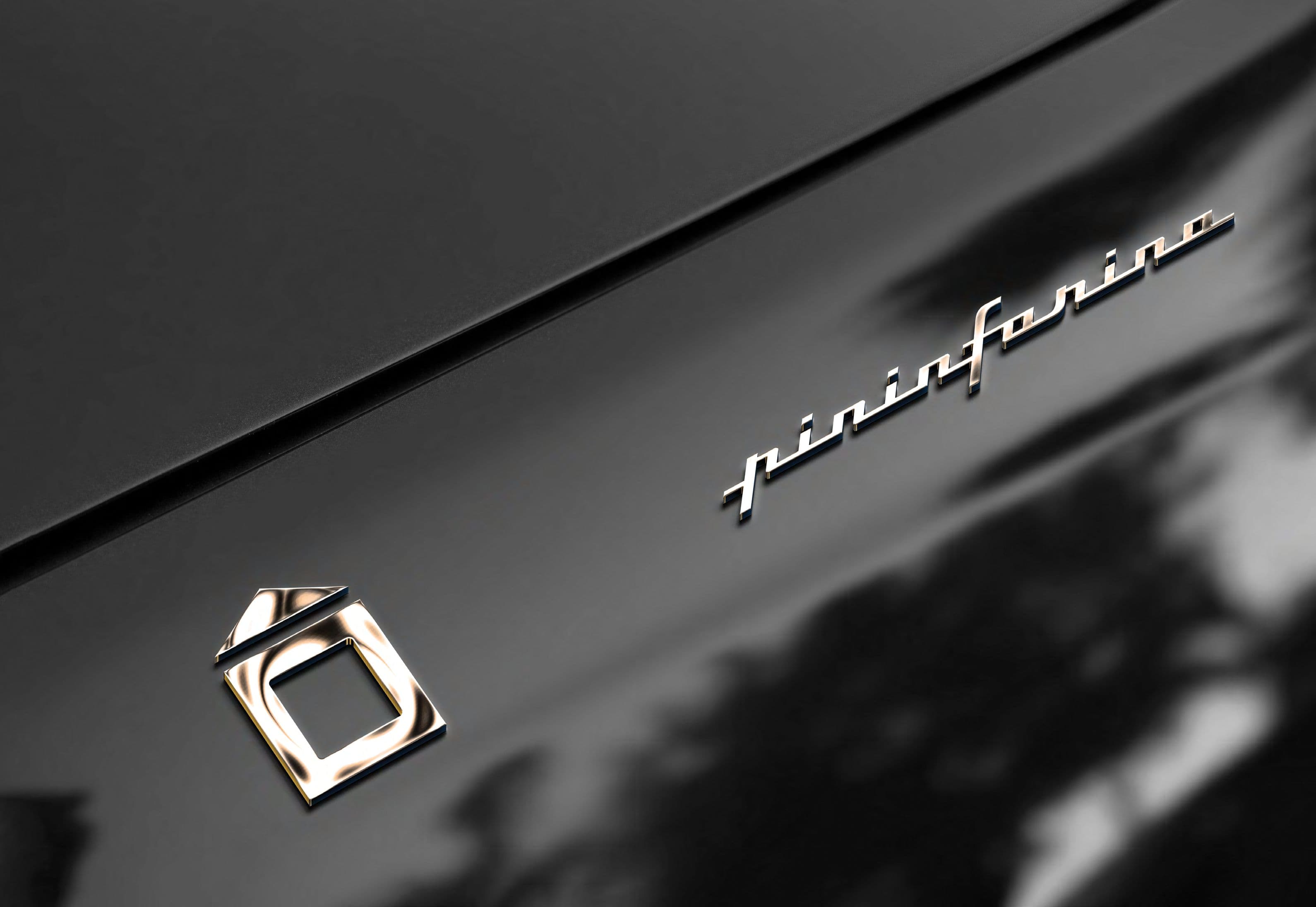Detalhe de acabamento com a marca Pininfarina em relevo.