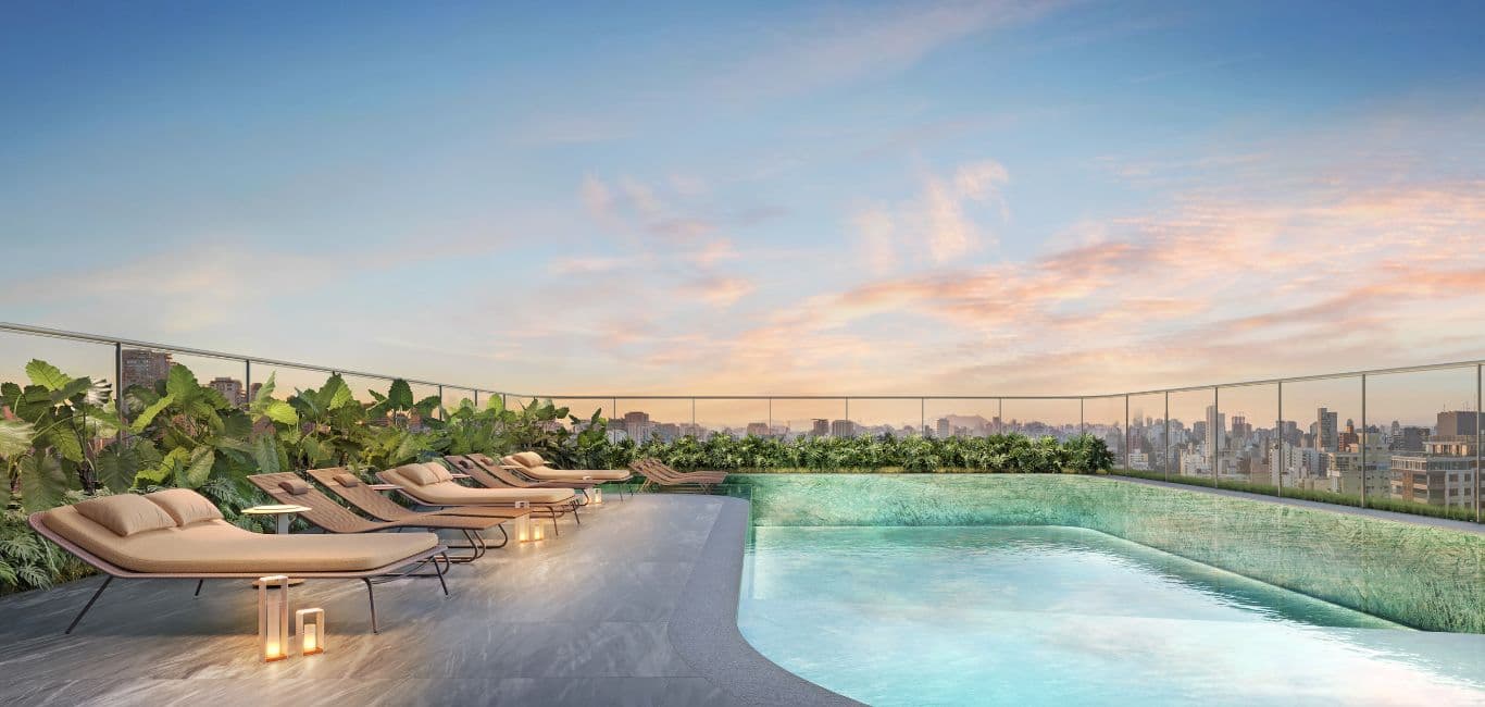 Piscina na cobertura com espreguiçadeiras e vista para a cidade ao entardecer