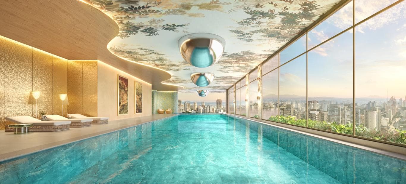 Piscina coberta com grandes janelas de vidro e vista panorâmica para a cidade.