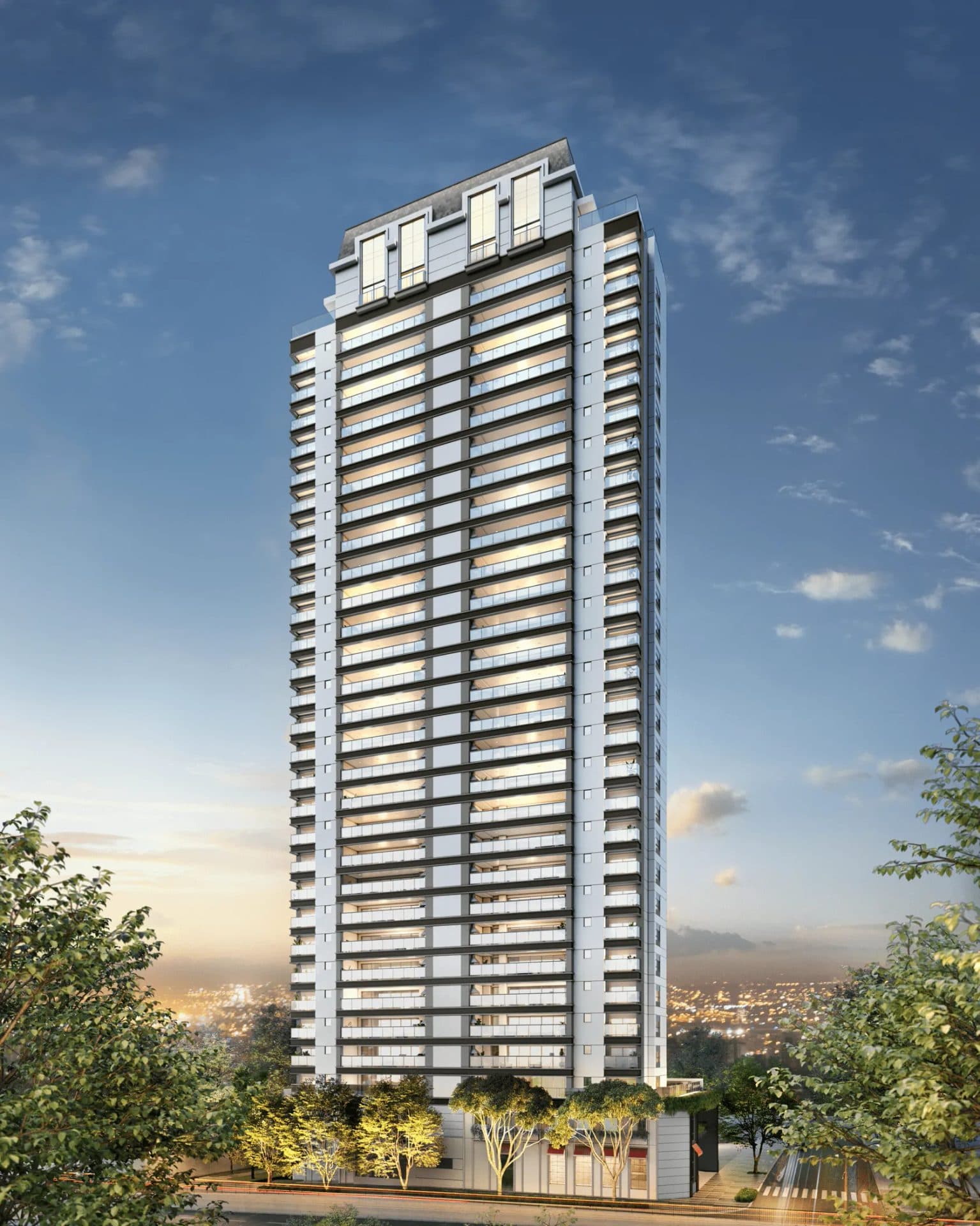 Fachada do edifício residencial de alta torre com varandas envidraçadas e iluminação noturna.