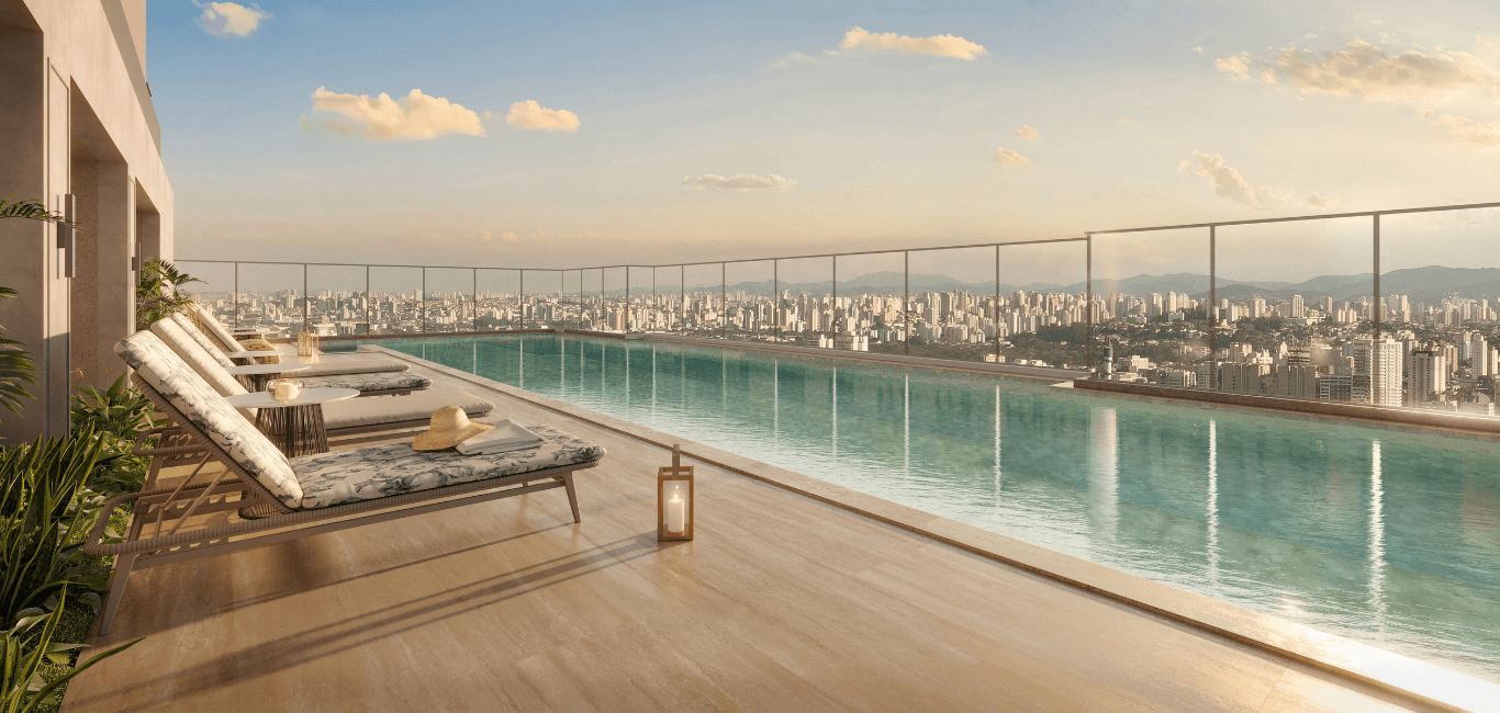 Piscina na cobertura com espreguiçadeiras e vista panorâmica da cidade