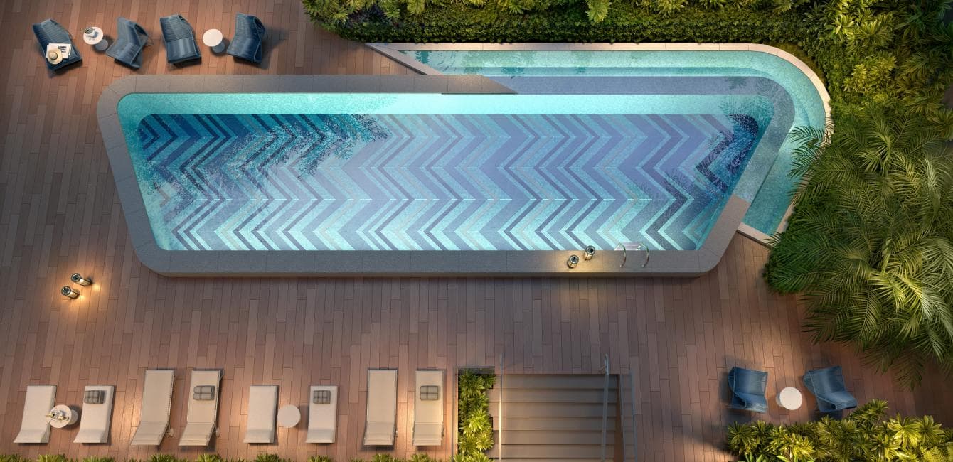Vista superior da piscina com piso amadeirado ao redor e espreguiçadeiras
