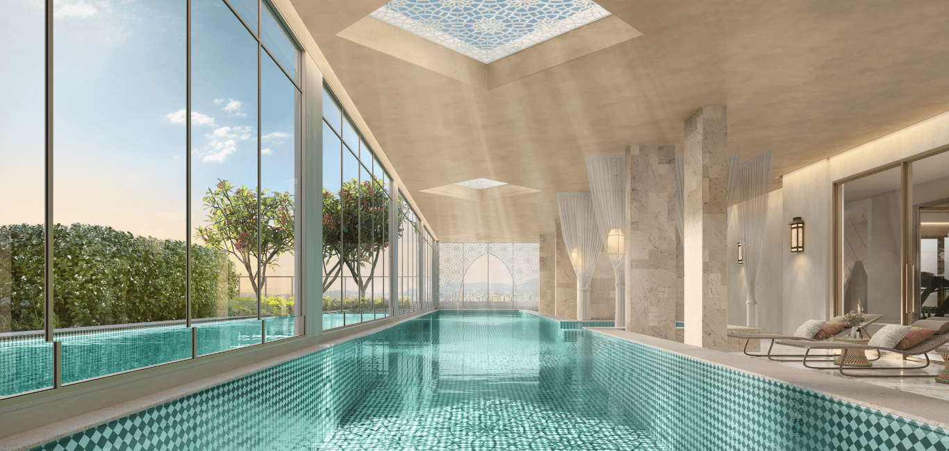 Piscina coberta com grandes janelas de vidro e espreguiçadeiras ao lado