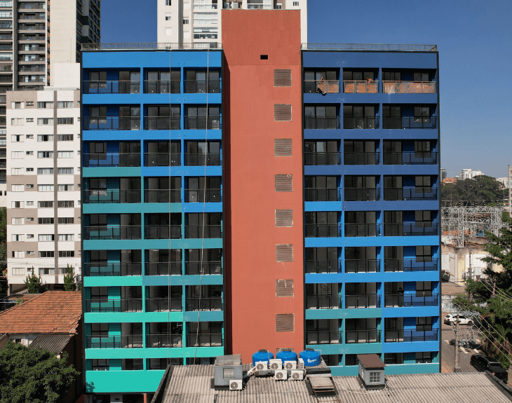 Fachada lateral do predio mostrando a padronizacao das varandas com acabamento preto.