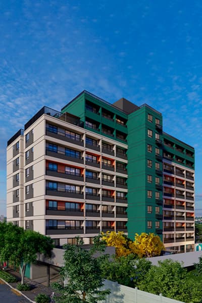 Fachada do edifício com andares com detalhes em verde e laranja e vegetação no térreo